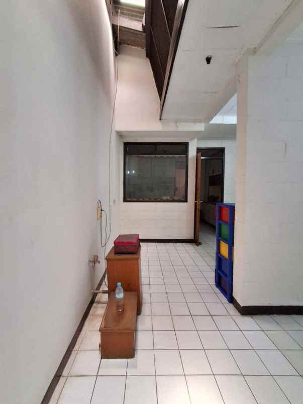 rumah besar langka dekat tol