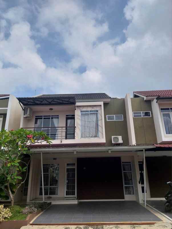 rumah cantik 2 lantai di jalan hangtuah pekanbaru