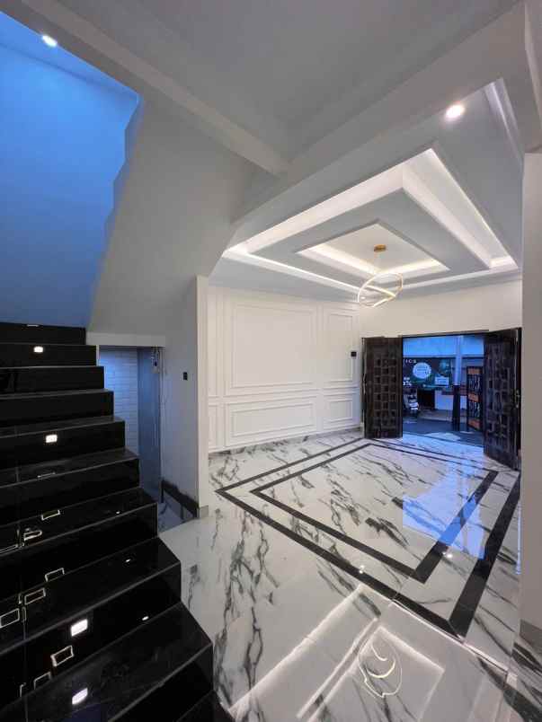 rumah cantik di jagakarsa dekat sta