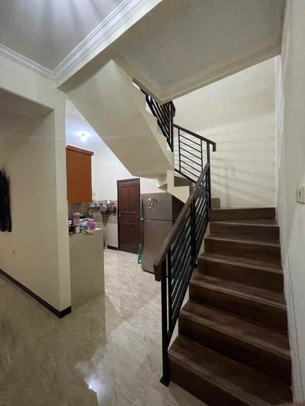 rumah dalam townhouse di pasar rebo jaktim