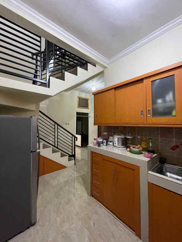 rumah dalam townhouse di pasar rebo jaktim