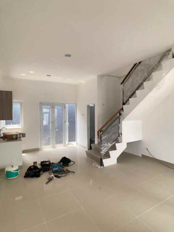 rumah kelapa dua wetan ciracas