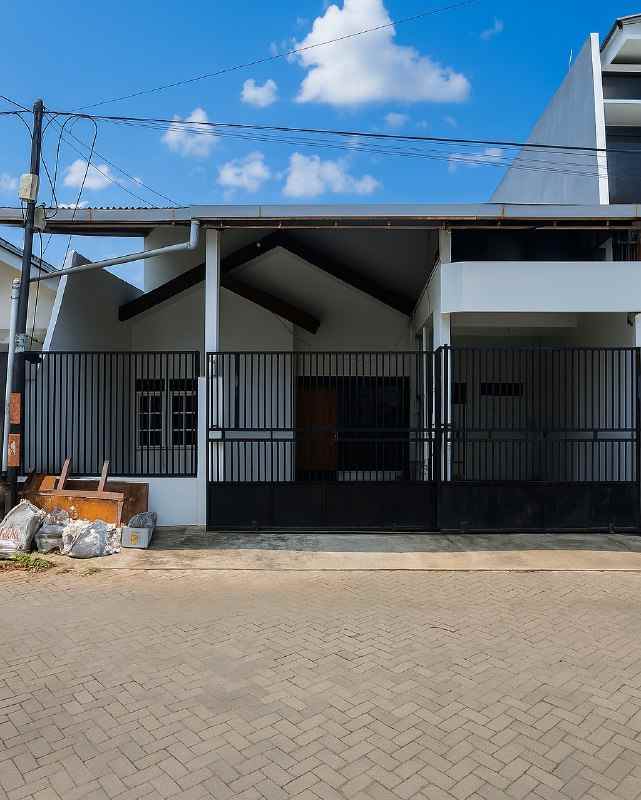 rumah klampis semolo timur strategis