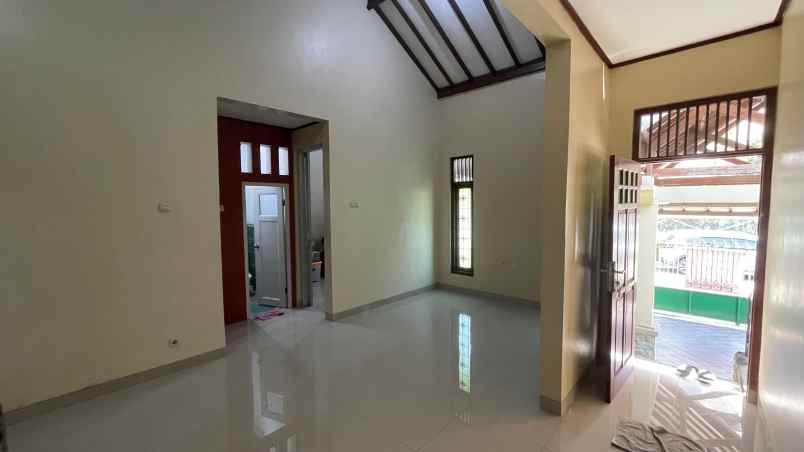 rumah klasik 2 lantai siap huni di jatimulya depok