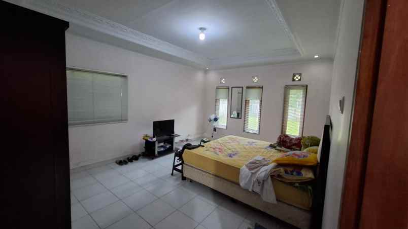 rumah komplek sariwangi taman depan besar lokasi sejuk