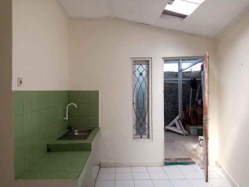 rumah lt luas komplek sariwangi lingkungan nyaman