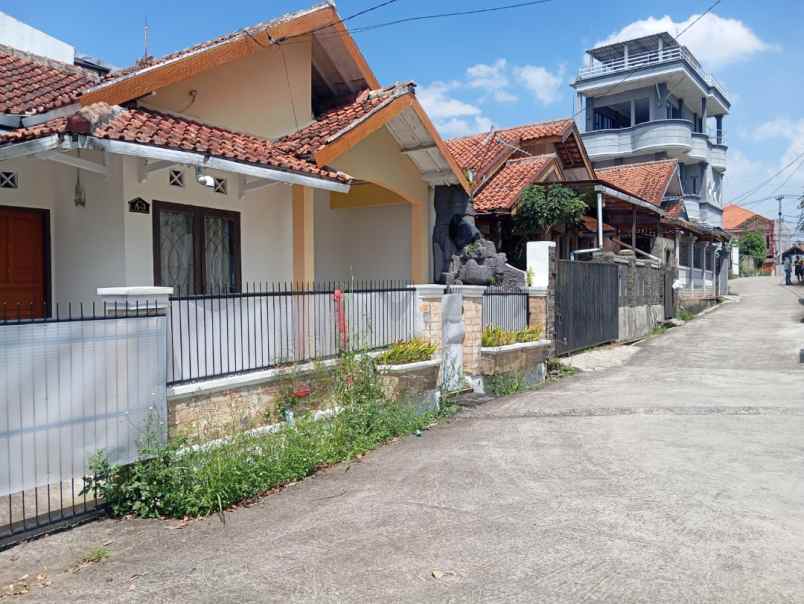 rumah lt luas komplek sariwangi lingkungan nyaman