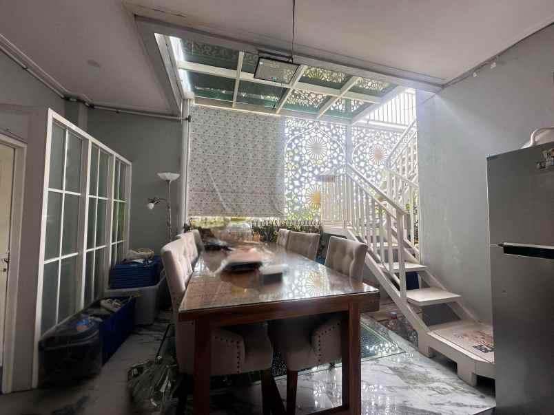 rumah mewah 2 lantai