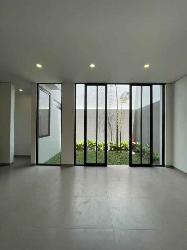 rumah mewah cantik di jl palagan km 9 dekat sch mall