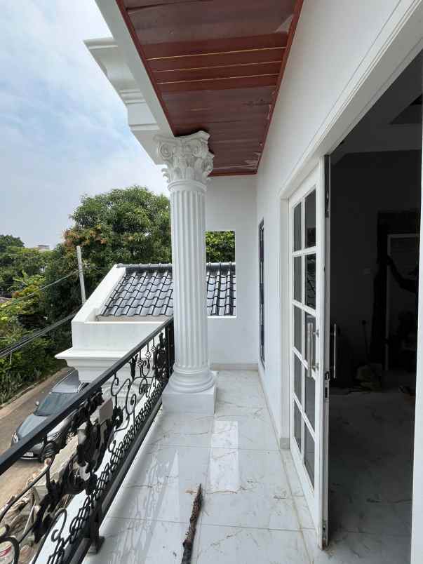 rumah moder klasik minimalulis dalam komplek cinere