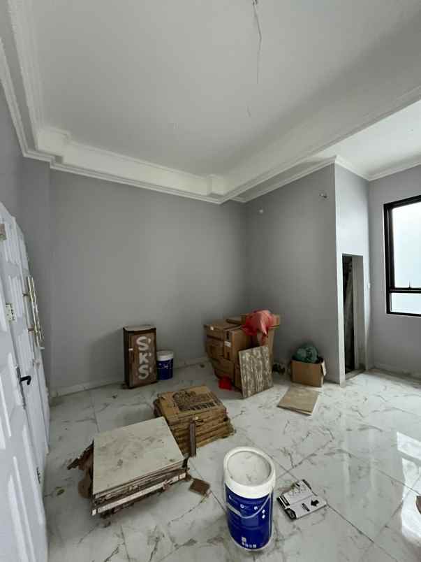 rumah moder klasik minimalulis dalam komplek cinere