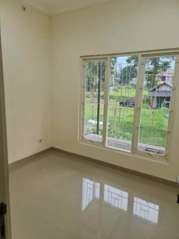 rumah modern 2 lantai plus kolam renang di kota batu