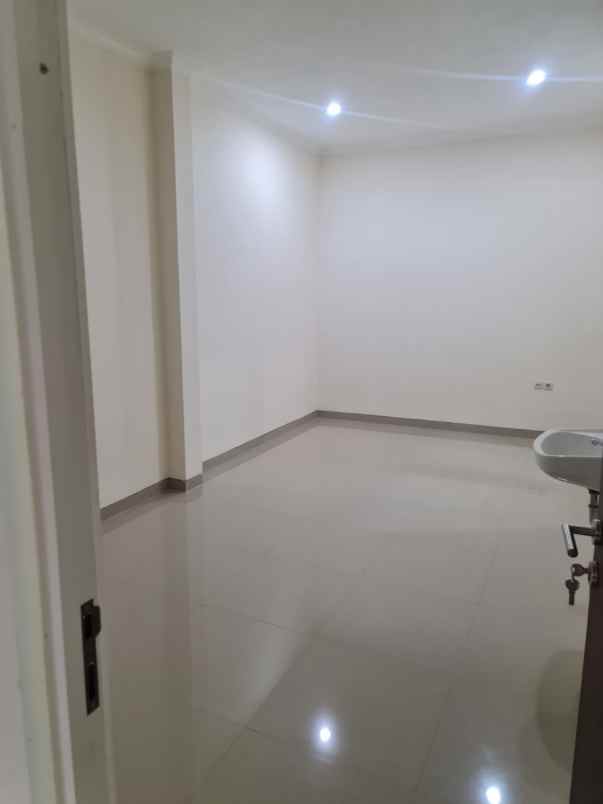 rumah modern 2 lantai plus kolam renang di kota batu