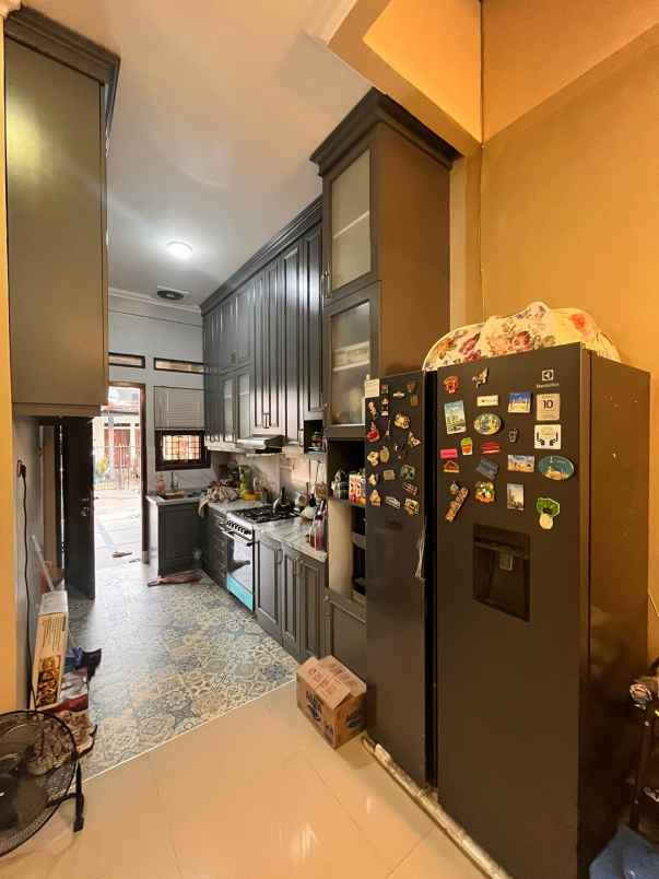 rumah second modern 2 5 lantai di tanah baru depok