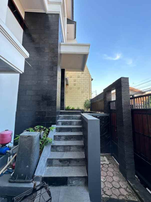 rumah secondary 3 lantai kokoh dan terawat siap huni