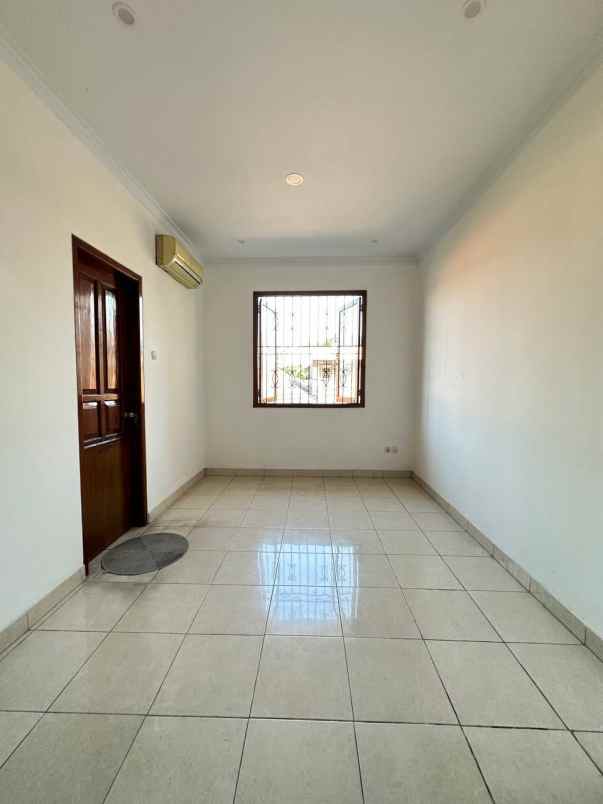 rumah secondary 3 lantai kokoh dan terawat siap huni