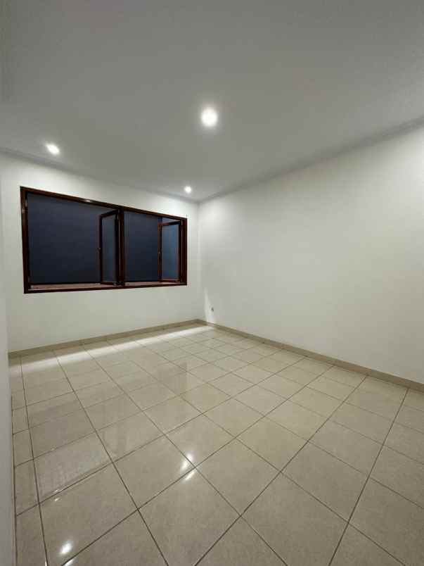 rumah secondary 3 lantai kokoh dan terawat siap huni