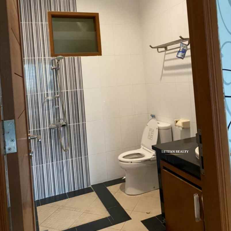 rumah secondary dalam cluster dekat tol andara