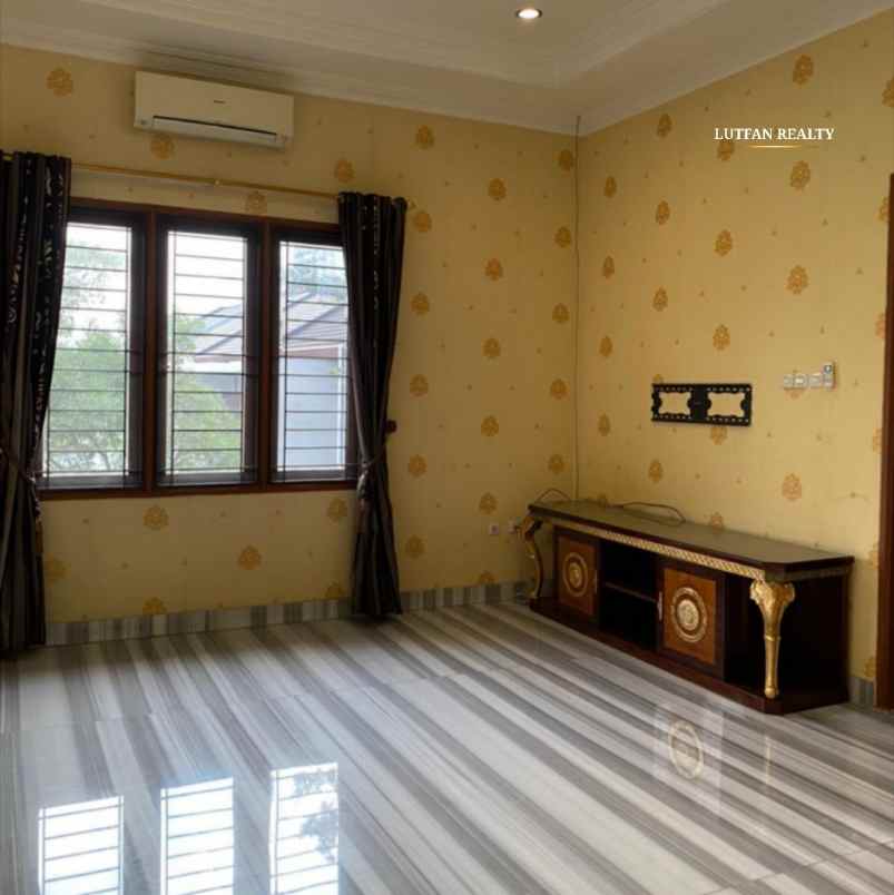 rumah secondary dalam cluster dekat tol andara