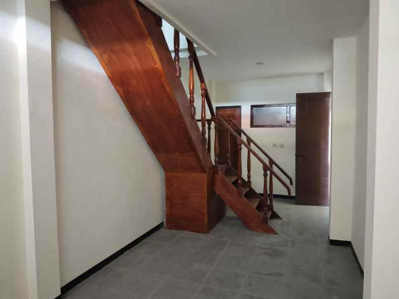 rumah siap huni terawat ngagel surabaya min 2th