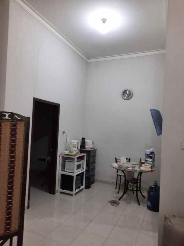 rumah strategis dekat kuliner dan kampus di suhat