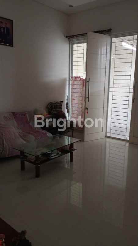 sutorejo prima row 3 mobil hadap barat