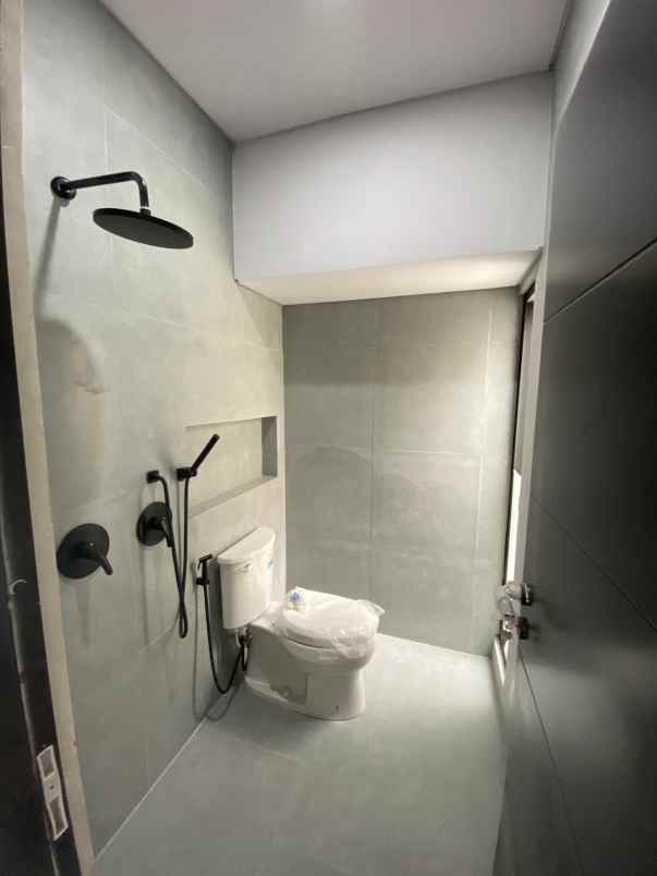 baru gress dua lantai rumah kutisari indah siap huni