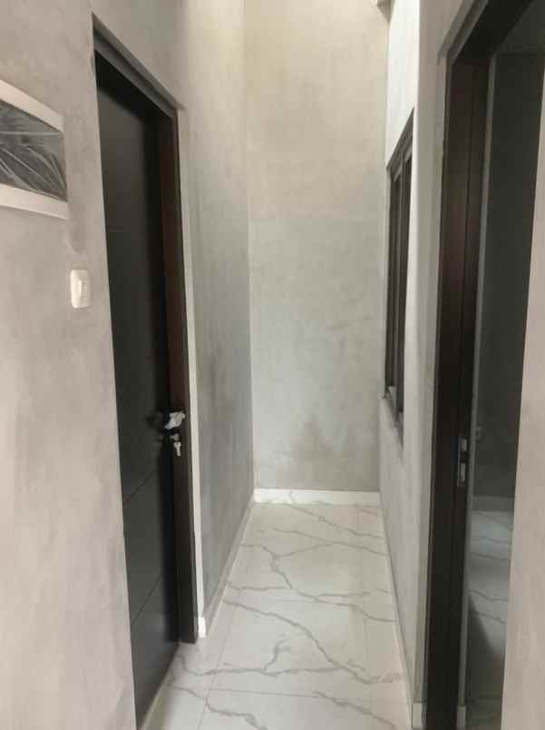 baru gress dua lantai rumah kutisari indah siap huni