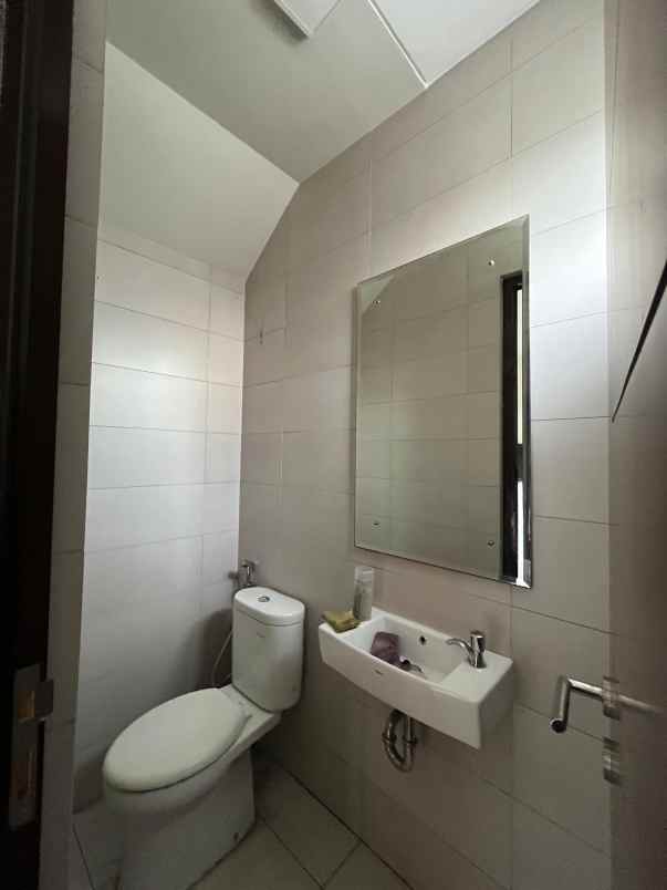 dijual cepat rumah bagus di burgundy summarecon bekasi