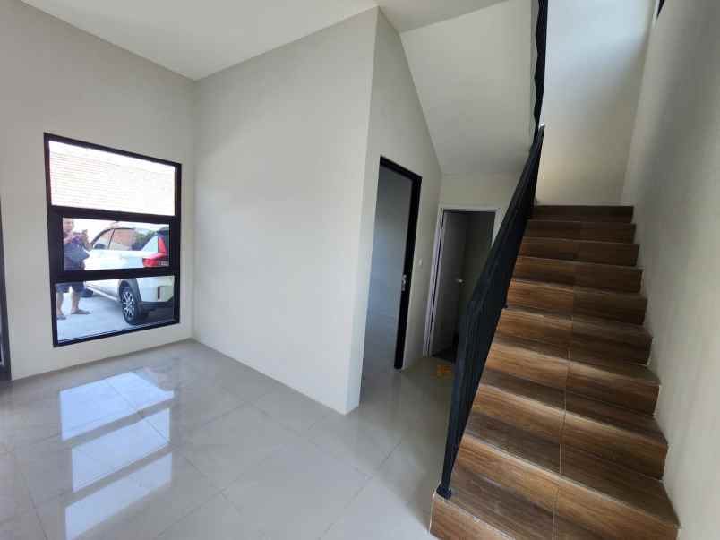 dijual rumah 2 lantai vila indah pulorejo mojokerto