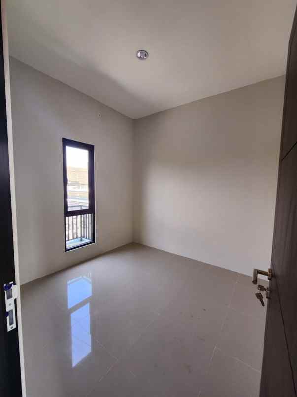 dijual rumah 2 lantai vila indah pulorejo mojokerto