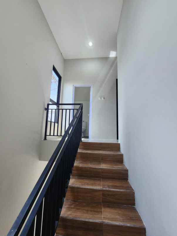 dijual rumah 2 lantai vila indah pulorejo mojokerto