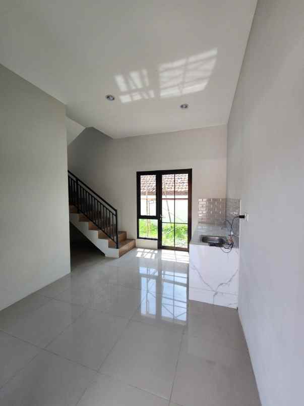 dijual rumah 2 lantai vila indah pulorejo mojokerto