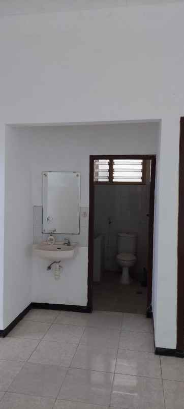 dijual rumah bratang