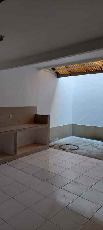 dijual rumah bratang