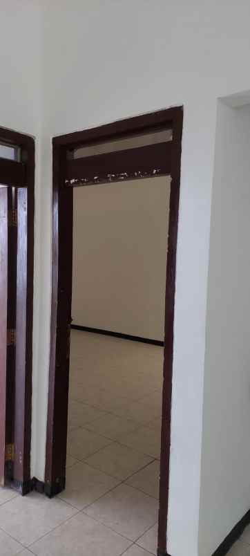 dijual rumah bratang