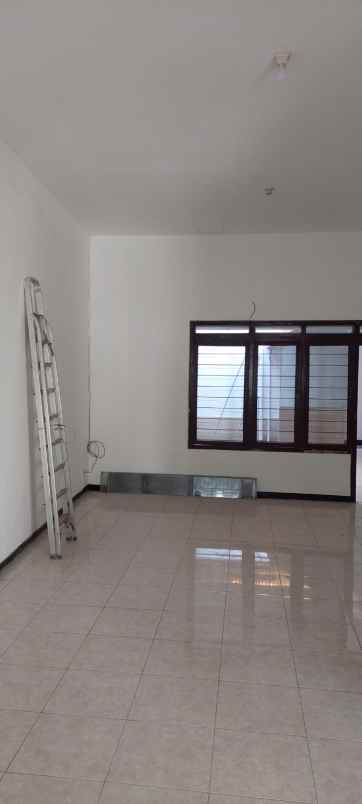 dijual rumah bratang