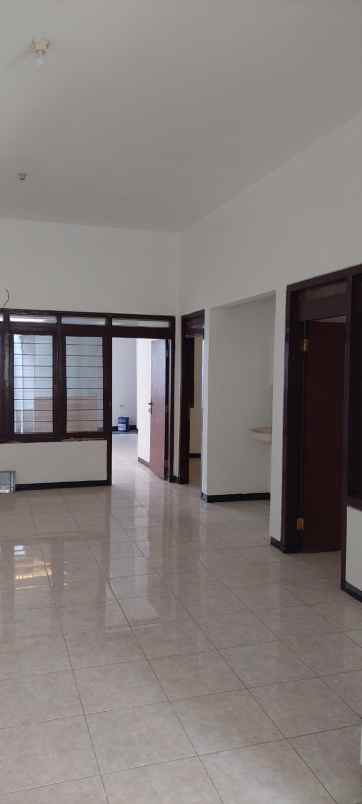 dijual rumah bratang