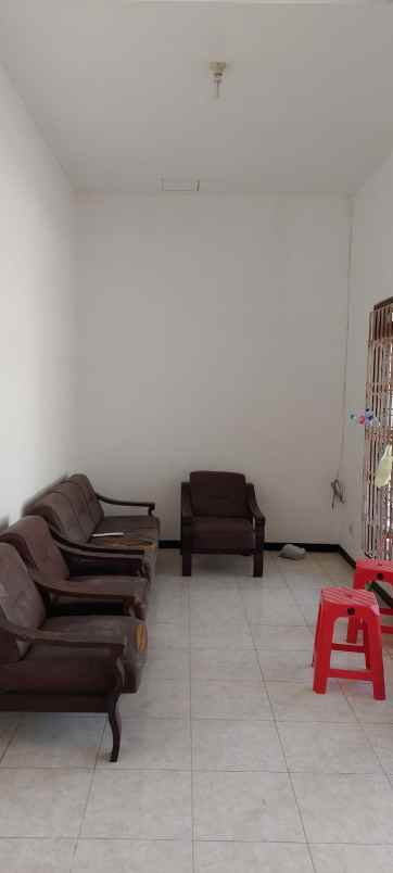 dijual rumah bratang