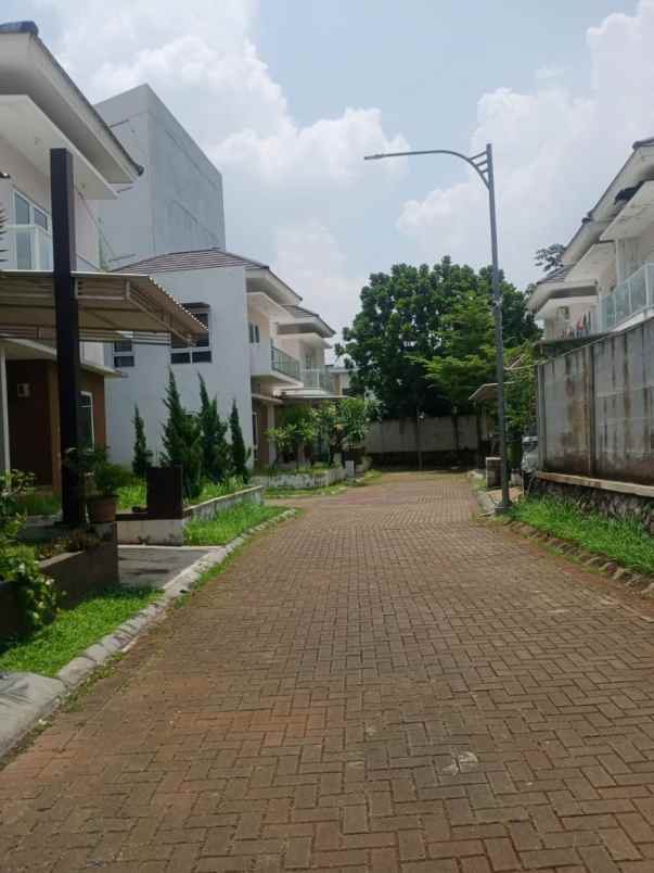 dijual rumah cirendeu