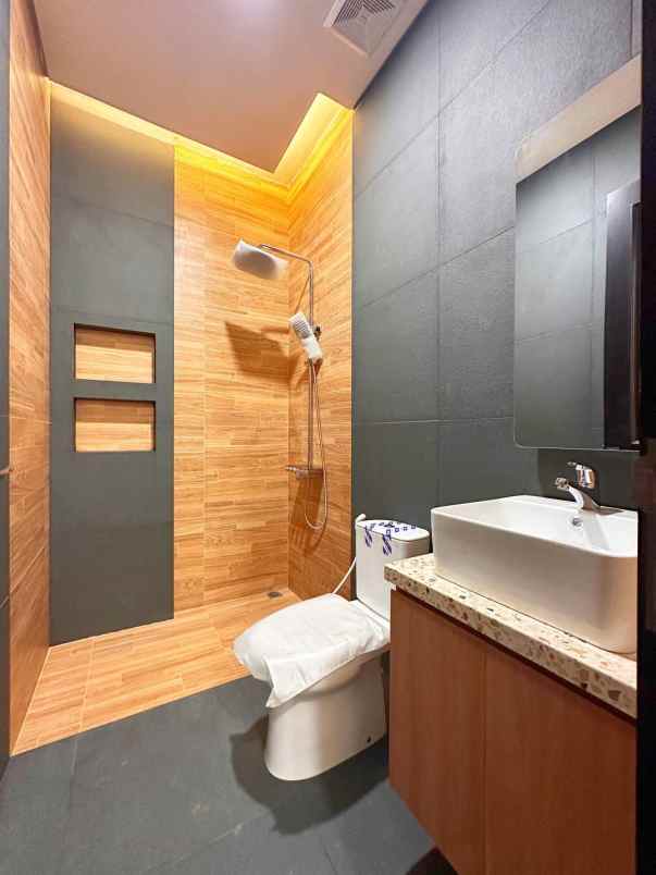 dijual rumah clasik di pondok bambu