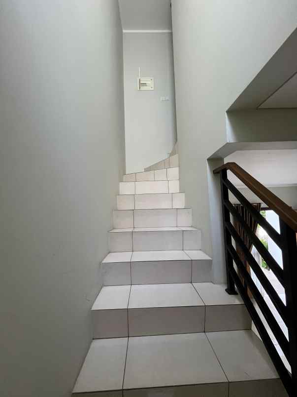 dijual rumah cluster burgundy