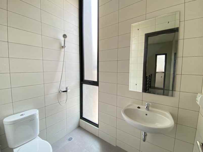 dijual rumah cluster viola summarecon