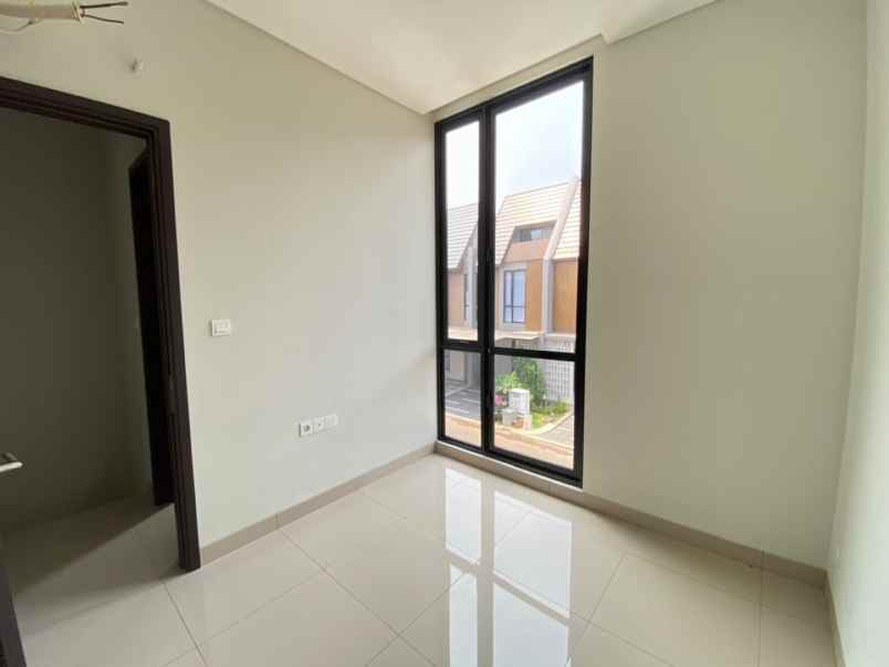 dijual rumah cluster viola summarecon