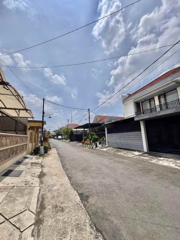 dijual rumah darmo harapan