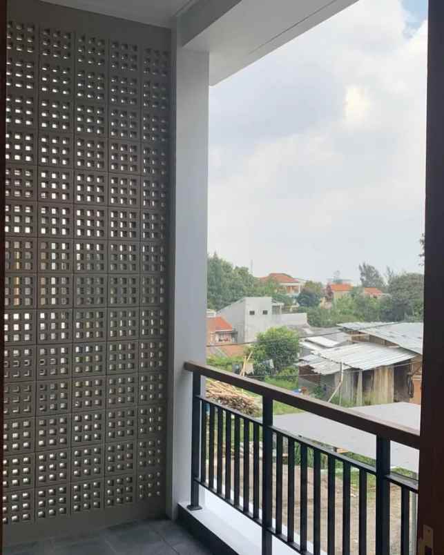 dijual rumah di ciwaruga lokasi strategis