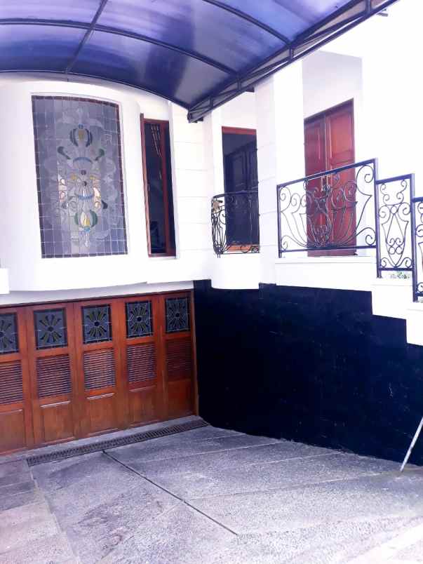 dijual rumah gedung hijau