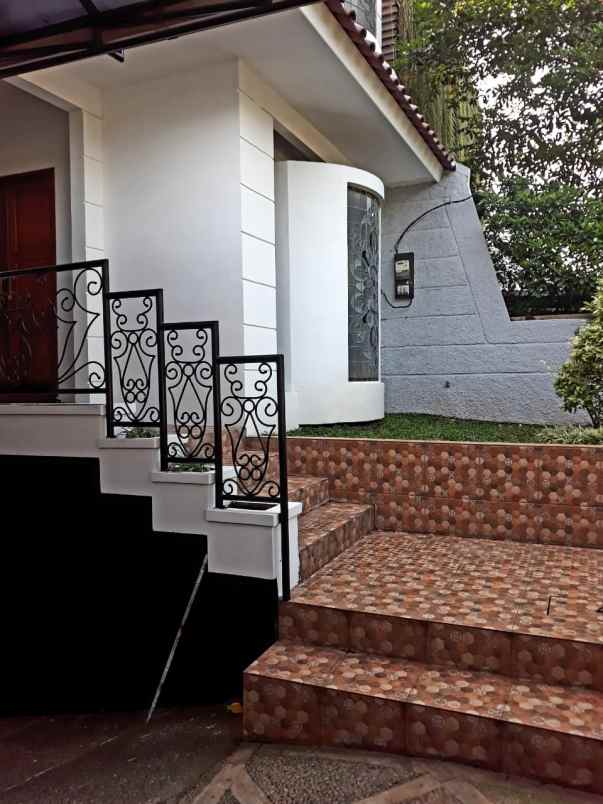 dijual rumah gedung hijau