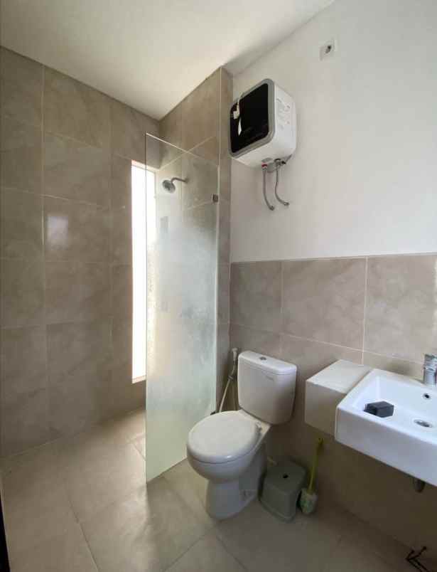 dijual rumah graha natura