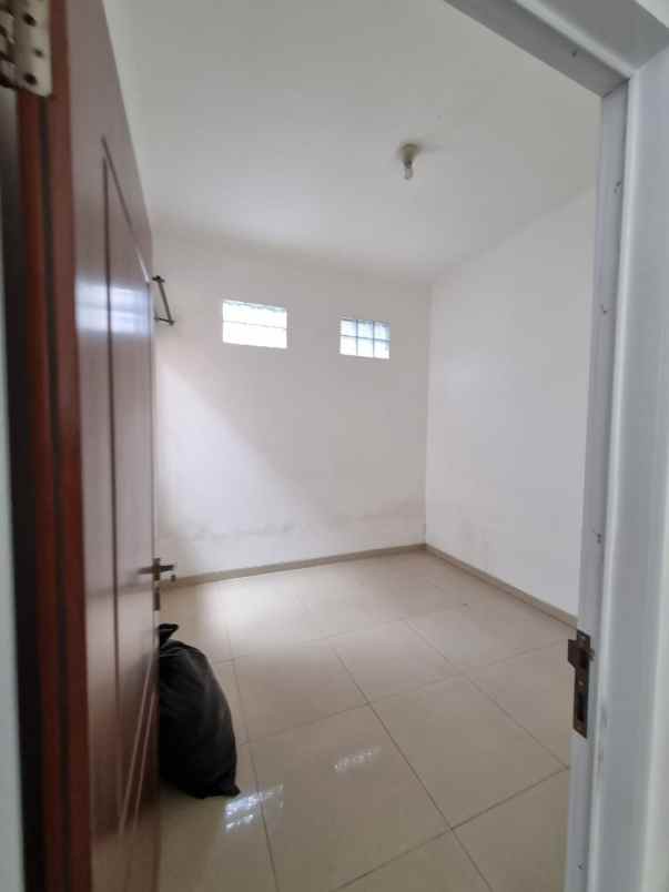 dijual rumah grand pinus regency